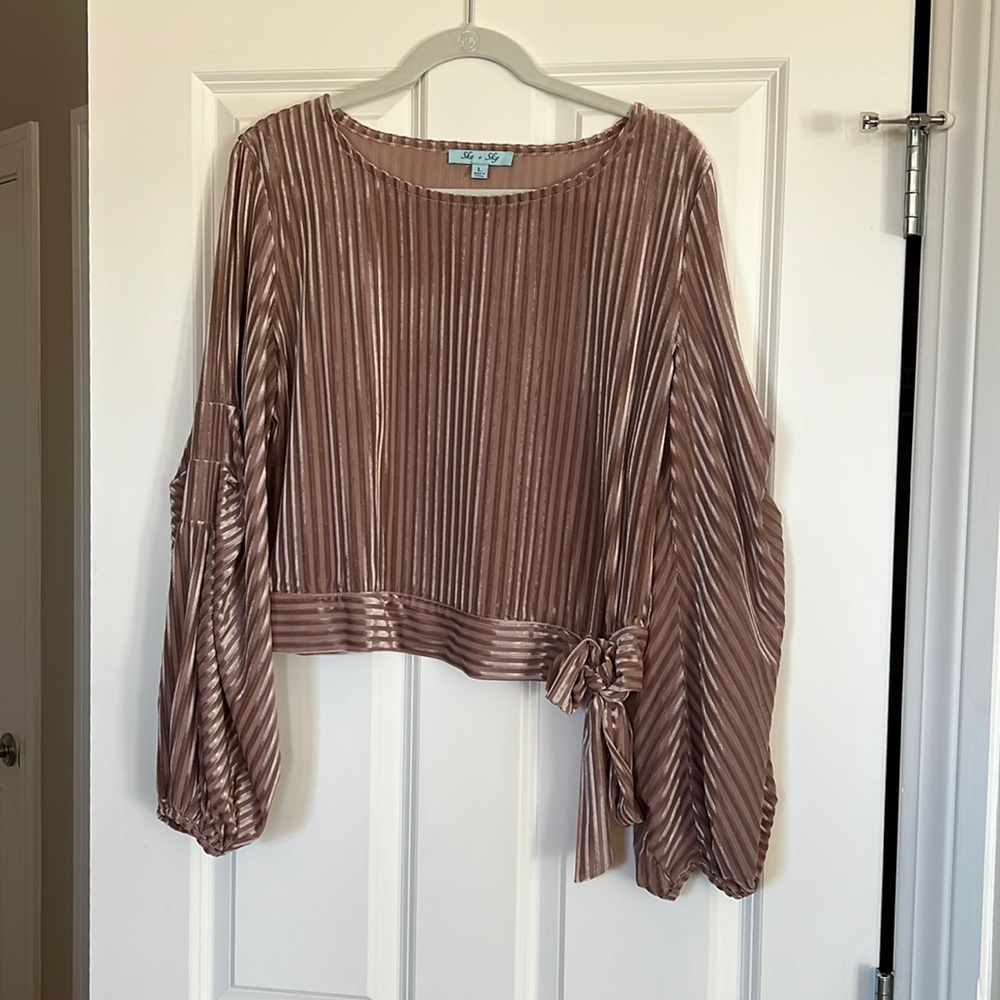 Cropped blouse with puffy sleeves. Size L